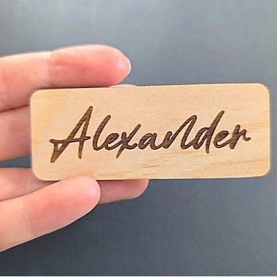 Дерев’яні бейджі на замовлення: іменні бейджики з логотипом (від виробника) Дерев’яні бейджі на замовлення: іменні бейджики з логотипом (від виробника)