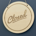 Вивіска Відчинено – Зачинено на дверях. Дерев'яна табличка Open – Closed Вивіска Відчинено – Зачинено на дверях. Дерев'яна табличка Open – Closed