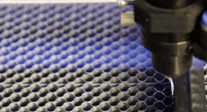 Лазерна різка пластику під замовлення