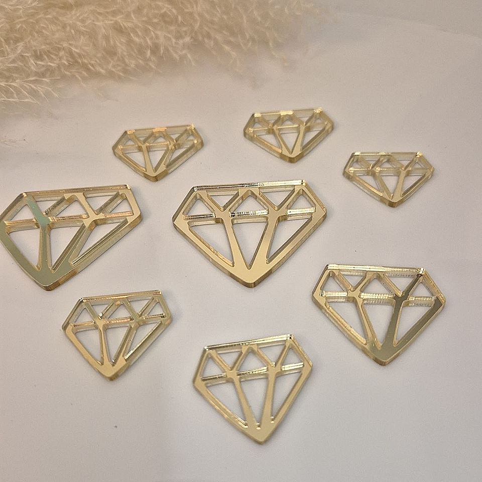 Топер для торта — це золота прикраса