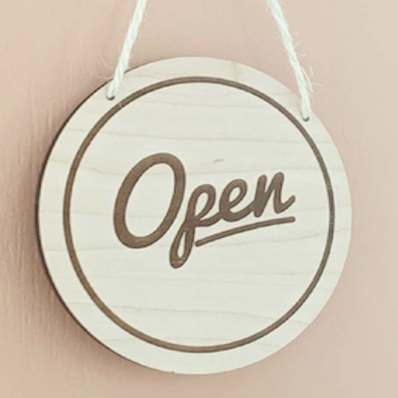 Вывеска Открыто – Закрыто на двери. Деревянная табличка Open – Closed